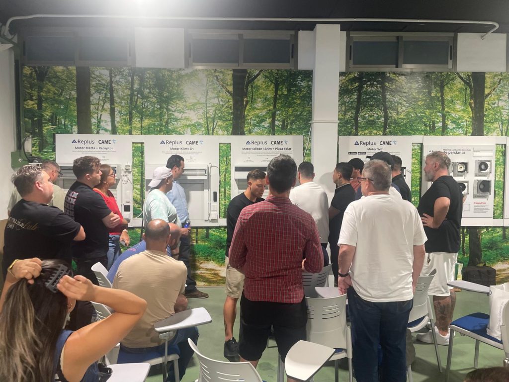 Curso práctico de instalación de ventanas Replus con distribuidores