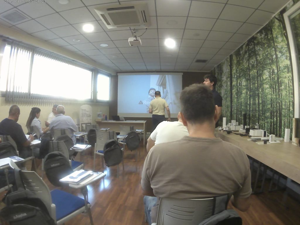 Formación profesional Replus en instalación de ventanas, clase teórica con expertos
