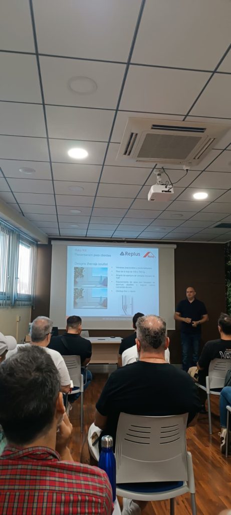 Formación profesional Replus con expertos en instalación y accesorios de ventanas